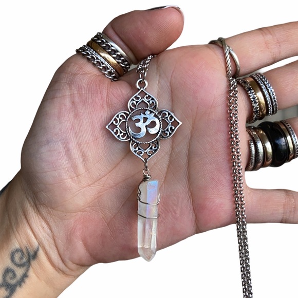 Om sign Mandala flower charm & aura crystal - Picture 8 of 13
